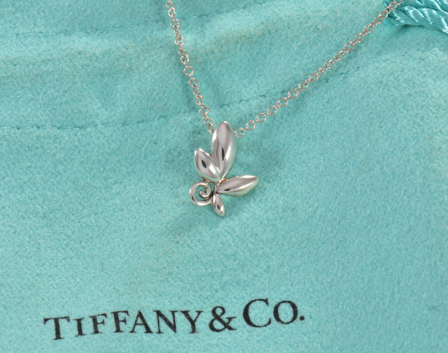 Tiffany & Co Silver Paloma Picasso Olive Leaf Pendant Necklace in Pouch Lovely