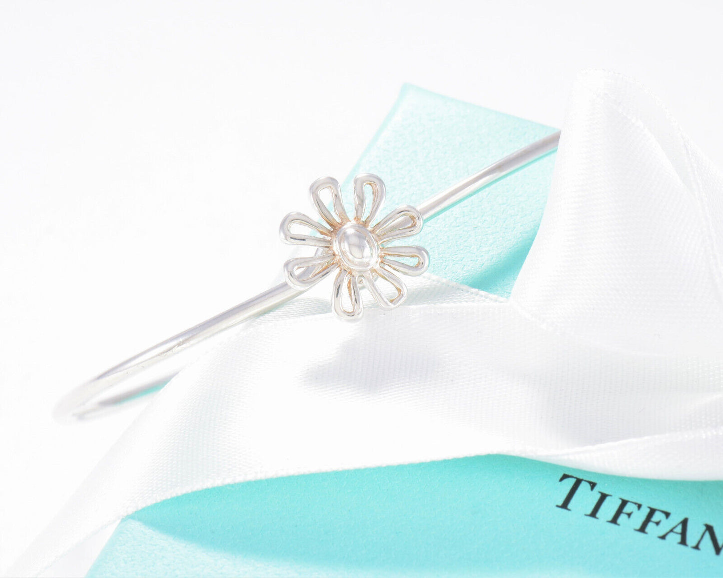 Boxed Tiffany & Co Silver Paloma Picasso Daisy Flower Charm Hook Bracelet Bangle