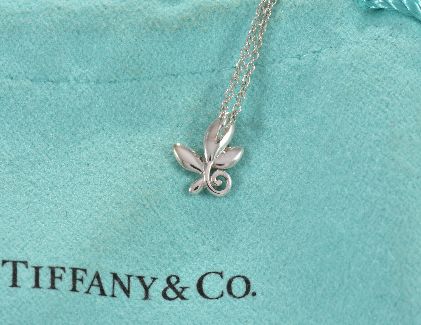 Tiffany & Co Silver Paloma Picasso Olive Leaf Pendant Necklace in Pouch Lovely