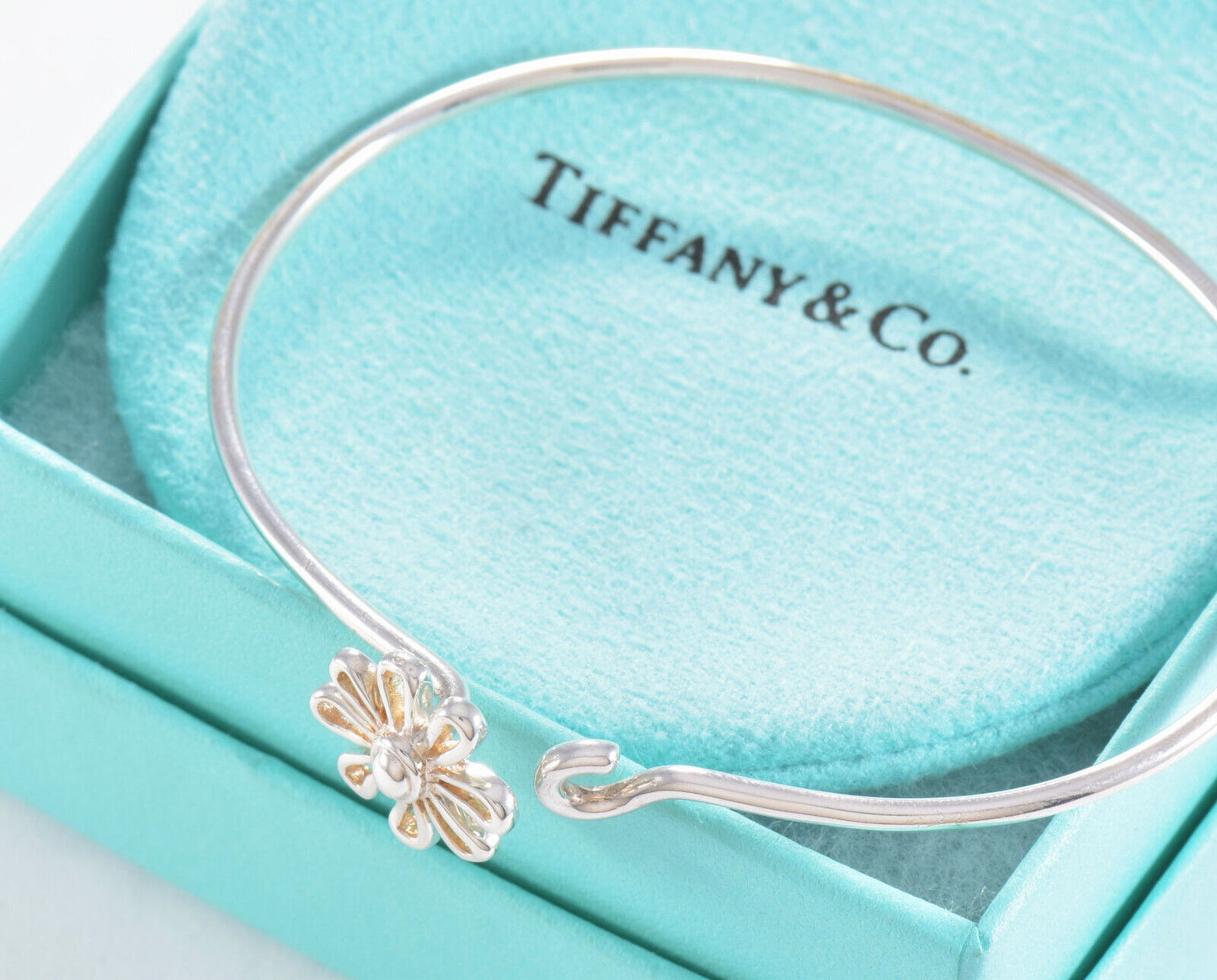 Boxed Tiffany & Co Silver Paloma Picasso Daisy Flower Charm Hook Bracelet Bangle