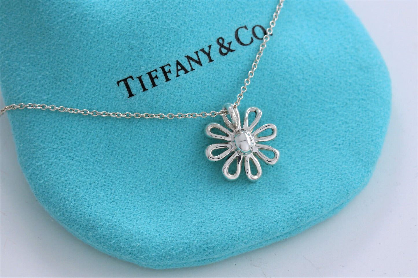 Tiffany & Co Silver Paloma Picasso Daisy Flower Pendant Necklace in Pouch Rare