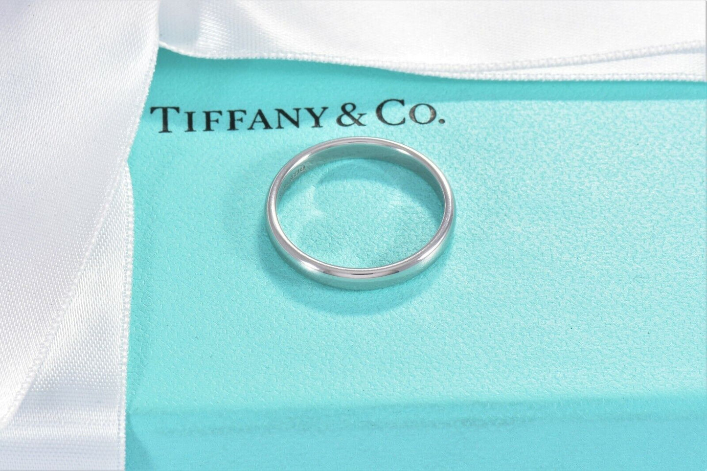 Tiffany & Co Platinum Classic Wedding Band 3mm Ring Size 8 & Box Pouch Lovely