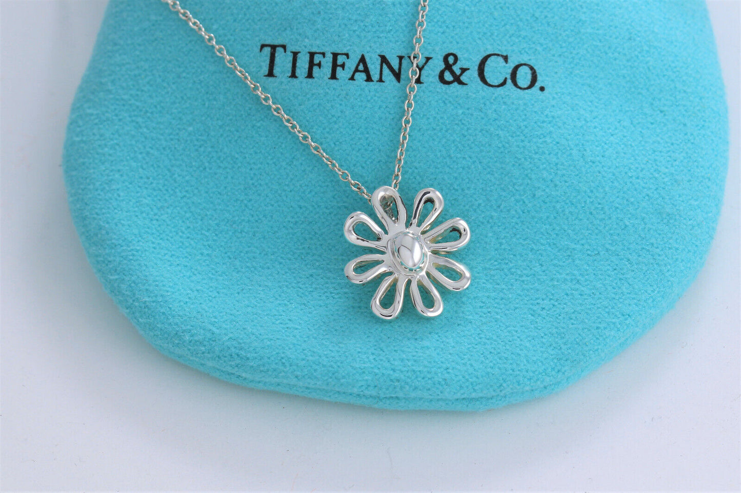 Tiffany & Co Silver Paloma Picasso Daisy Flower Pendant Necklace in Pouch Rare