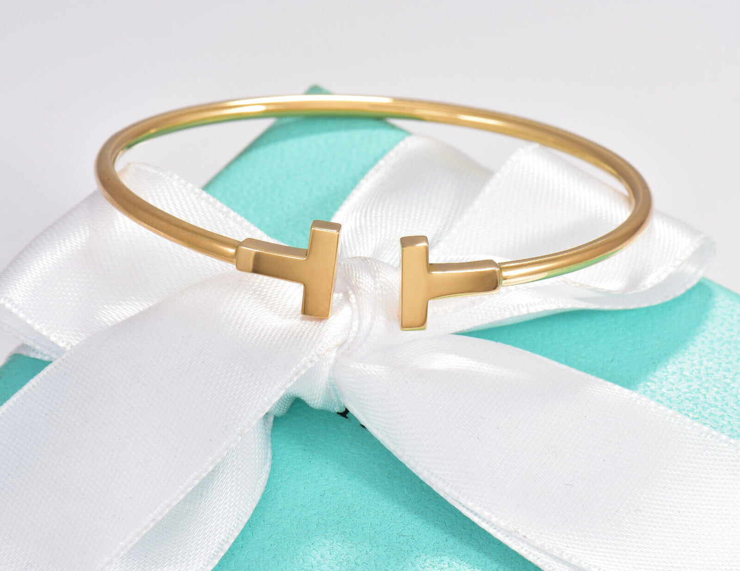 Tiffany & Co 18K Yellow Gold Size Small 5.75" T Wire Bracelet Medium & Box Pouch