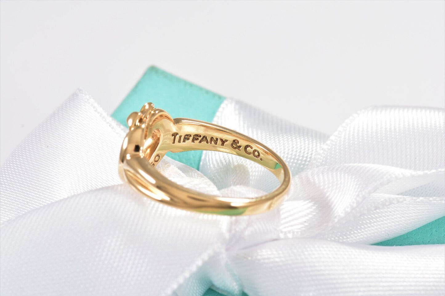 Vintage Tiffany & Co 18K Yellow Gold Heart Bow Ribbon Love Ring Size 7 Rare Band