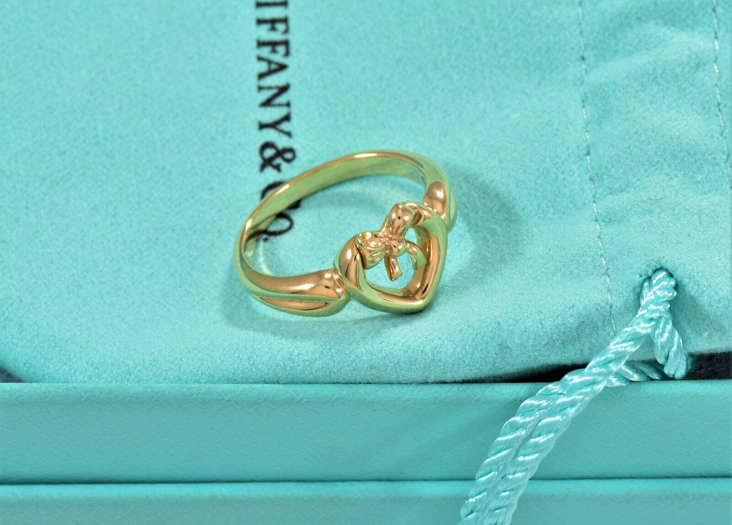 Vintage Tiffany & Co 18K Yellow Gold Heart Bow Ribbon Love Ring Size 7 Rare Band