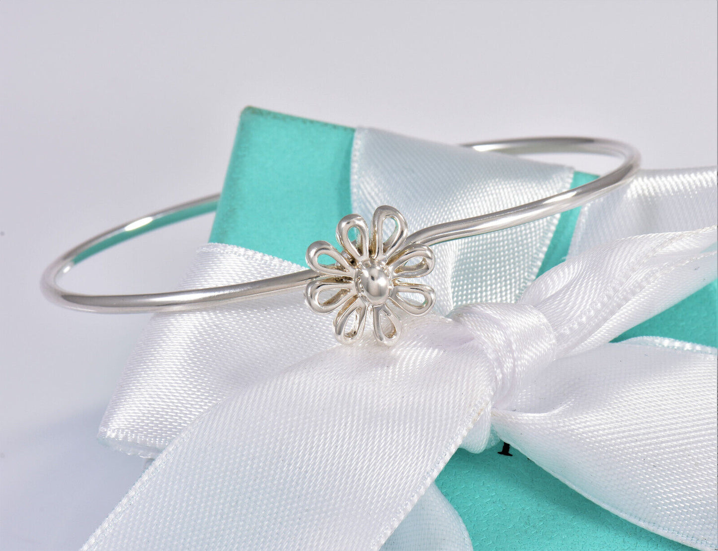 Tiffany & Co Silver Paloma Picasso Daisy Flower Charm Hook Bracelet Pouch Bangle